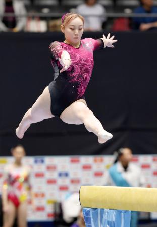 　女子個人総合予選　宮田笙子の平均台＝高崎アリーナ