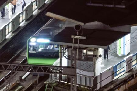 　ＪＲ新橋駅に停車した山手線外回りの電車＝２２日午後１１時３分