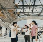 　１９７０年の大阪万博で缶コーヒーを飲む来場者＝大阪府吹田市（ＵＣＣ提供）