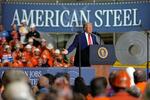 　米鉄鋼大手ＵＳスチールの工場で開かれた集会で演説するトランプ大統領＝３０日、ペンシルベニア州（ＡＰ＝共同）