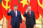 　１４日、ベトナムの首都ハノイで手を振るトー・ラム共産党書記長（右）と中国の習近平国家主席（共同）