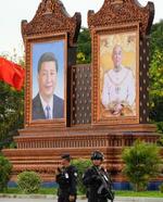 　１７日、カンボジアの首都プノンペンで、中国の習近平国家主席の訪問に合わせて警戒に当たる当局者（共同）