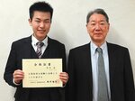 公認会計士試験に合格した荒木さん（左）と指導した柳特任教授＝３日、鳥取市若葉台北１丁目の鳥取環境大