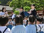 　北海道千歳市から空輸されたスズランを太宰府天満宮へ奉納する日航のスタッフ＝１７日午前、福岡県太宰府市