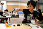 完成したイライラ棒が作動するか確かめる児童