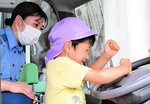 通園バスに置き去りにされた場合を想定してクラクションを鳴らす練習をする園児＝１１日、新温泉町戸田の美方署