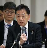 　記者会見する浅尾環境相＝１日、熊本県水俣市