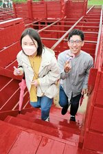 謎解きをしながら迷路を楽しむ参加者＝１５日、北栄町由良宿の出会いの広場