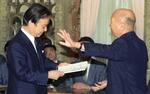 　小選挙区の区割り案の答申を受け取る海部俊樹首相（左）＝１９９１年６月２５日、首相官邸
