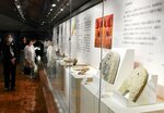大御堂廃寺跡から発掘された出土品などが並ぶ会場＝１日、倉吉博物館