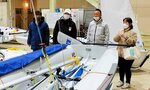新艇庫を視察する馬場会長（左から２人目）ら関係者＝１４日、境港市新屋町の境港公共マリーナ