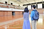携帯電話を使って館内を写真に収める市民＝２５日、米子市東山町のどらドラパーク米子市民体育館