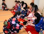 初めての抹茶と和菓子を楽しむ学生ら