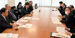 鳥取商議所が策定した観光ビジョンについて説明する児嶋会頭（左から２人目）ら＝鳥取市役所