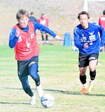豊富な運動量でチームを活性化する牛之浜（左）＝オールガイナーレＹＡＪＩＮフィールド