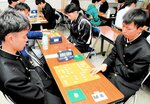 真剣な表情で対局に臨む高校生ら