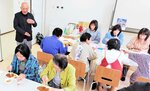 給産会でカレーを味わう鳥取更生保護女性会の会員