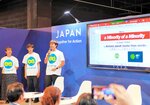 登壇し、決意表明する鳥取県の派遣学生＝１日、ＵＡＥ・ドバイ（鳥取県提供）