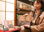 白ウサギ伝説をモチーフにした御朱印帳を作製し、魅力を伝えている＝４日、鳥取市河原町高福の道の駅清流茶屋かわはら
