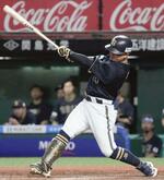 　９回オリックス１死一、二塁、森が左中間へ勝ち越しの２点二塁打を放つ＝ベルーナドーム