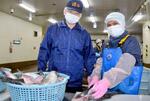 　水産加工会社「阿部長商店渡冷」で作業するミャンマー人実習生のチュンデイさん。左は平塚一義工場長＝３日、宮城県石巻市