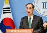 　２日、ソウルの韓国国会で大統領選への出馬を表明した韓悳洙前首相（共同）