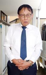 　取材に応じる岐阜県美濃加茂市議会の永田徳男副議長＝８日午後、岐阜県美濃加茂市