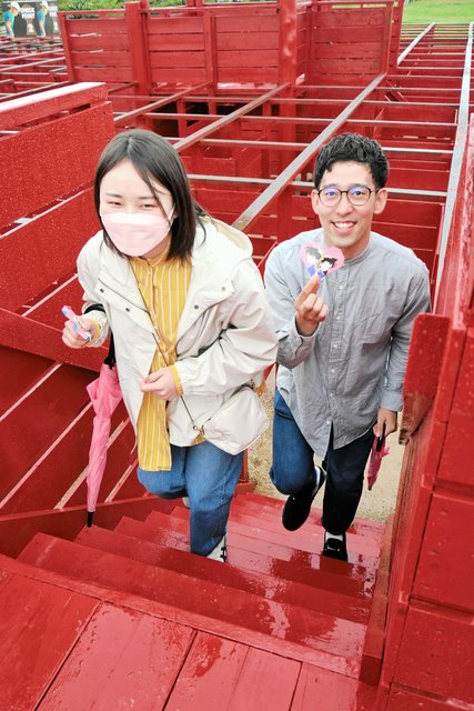 謎解きをしながら迷路を楽しむ参加者＝１５日、北栄町由良宿の出会いの広場