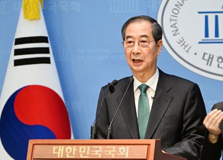 　２日、ソウルの韓国国会で大統領選への出馬を表明した韓悳洙前首相（共同）