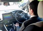 　日産自動車が開いた自動運転の報道関係者向け試乗会で、自動で動くハンドル＝５月、横浜市
