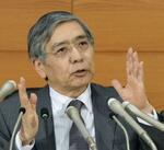 　２０１４年４月、記者会見で質問に答える日銀の黒田東彦総裁＝日銀本店