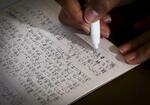 　ろうあ者は手話など独自の世界を持っている。筆談で思いを凝縮させて書く