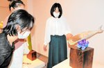 作品を解説するねがみさん（右）＝３０日、日南町美術館