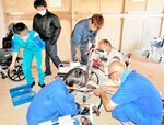 車いすのタイヤの空気圧などを点検する組合員ら＝１８日、新温泉町歌長の特別養護老人ホームゆむら