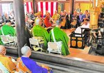 法要で読経する住職ら