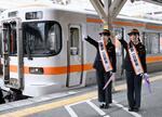 　ＪＲ沼津駅で一日駅長を務めた、人気アニメ「ラブライブ！サンシャイン！！」に出演する声優の逢田梨香子さん（左）と鈴木愛奈さん＝２１日午前