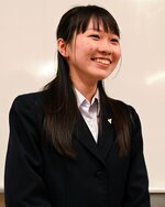 緊張しつつも開会式の国歌独唱を楽しみにしている門脇さん＝松江市の松江北高