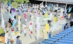 昨年の「てぬぐいひらひら」。中庭に張ったロープに各地の手拭いが展示された＝２０２２年１０月２９日、境港市花町