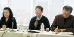 　記者会見に出席した岡田正則・早稲田大教授（中央）ら＝１５日午後、東京都千代田区