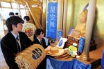 星空舞を奉納する日野高の高橋さん（右）と横山さん＝２１日、大阪市浪速区の通天閣