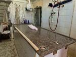 　アルアクサ殉教者病院の遺体を清める部屋に置かれた赤ちゃんの遺体（奥）＝２０２４年１２月、ガザ中部デールバラハ