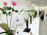 彩り豊かな生け花が並ぶ会場