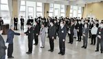 職員が一堂に会して行われた新温泉町の辞令交付式＝１日、新温泉町の浜坂多目的集会施設