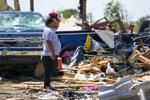 　竜巻が起きた米テキサス州でがれきを見つめる男性＝２６日（ＡＰ＝共同）