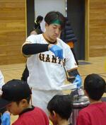 　復興支援イベントで子どもたちにカレーをよそう巨人の大勢投手＝８日、石川県輪島市