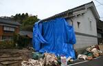 　能登半島地震で全壊し、解体撤去されたゲストハウスの母屋があった場所。右側の蔵は倒壊を免れた＝２０２４年１２月、石川県能登町
