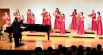 オープニングで伸びやかな声を響かせる女声合唱団沙羅のメンバーら