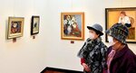 作品に見入る来場者