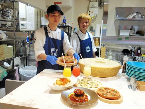  「エスカルゴのオーブン焼き」など看板メニューを紹介するシェフ 