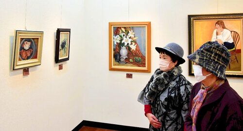 作品に見入る来場者